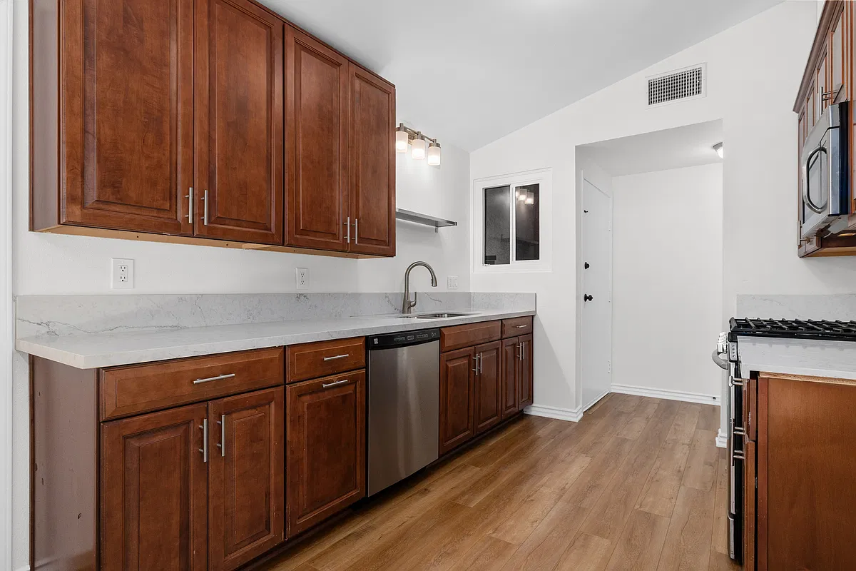 3 bed, 1150 sqft, $3,950 — Photo 3