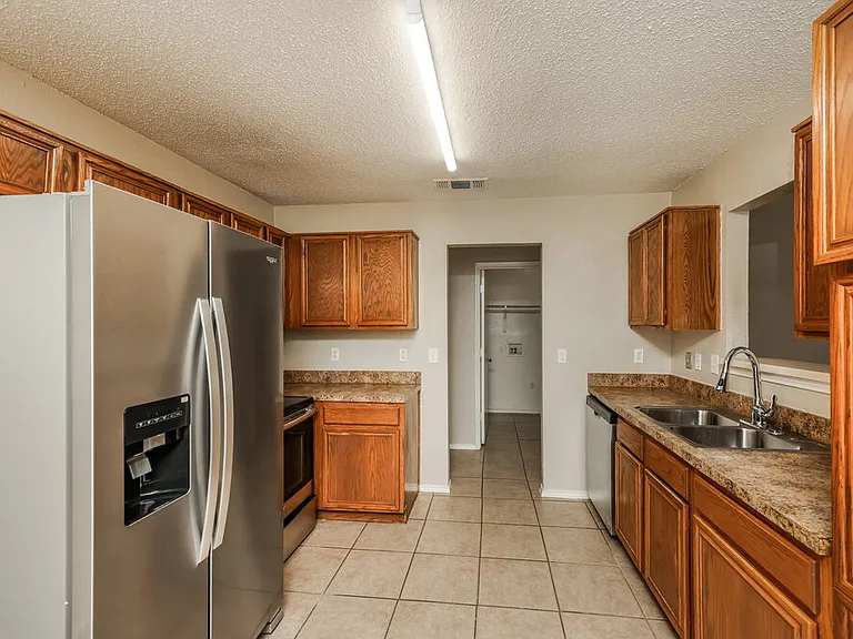 1223 Reeves Ln — Photo 8
