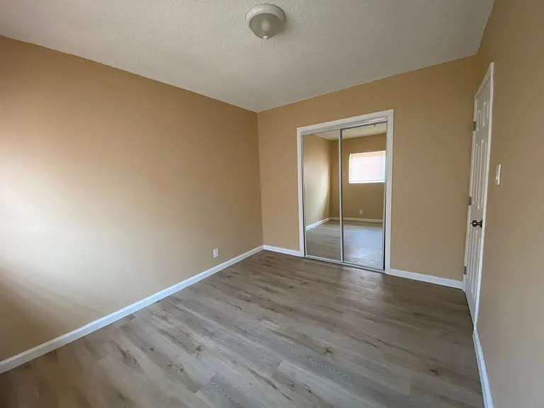 Las Palmas Apartments — Photo 14