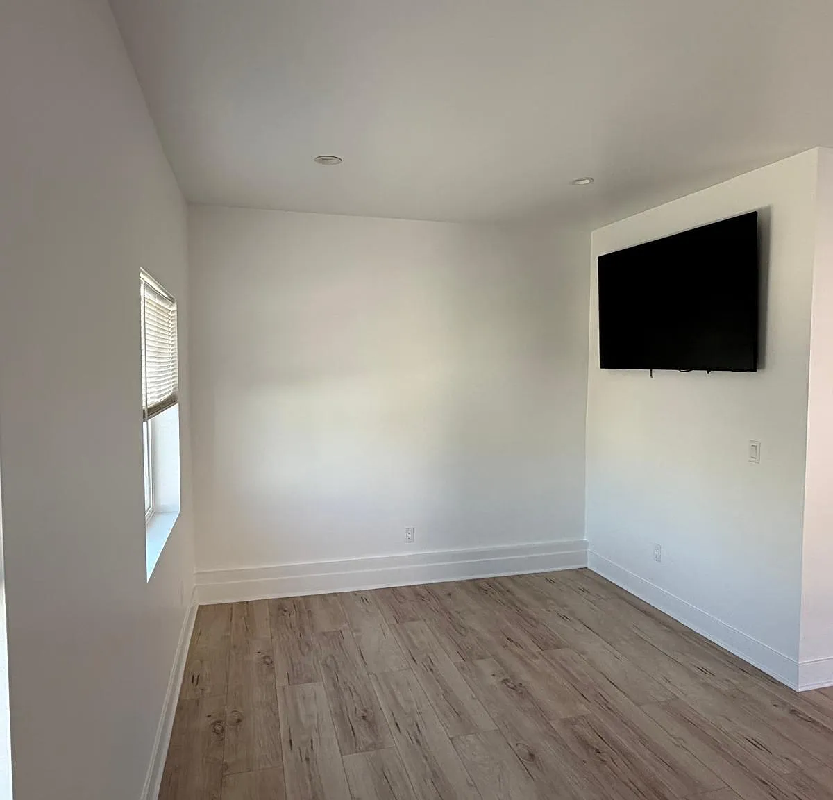 2 bed, 650 sqft, $2,590 — Photo 3
