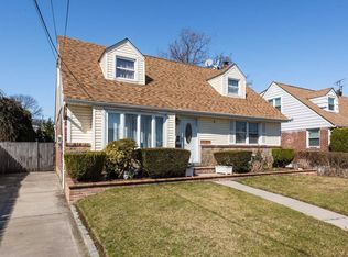 22 Holland Ct, Valley Stream, NY 11580