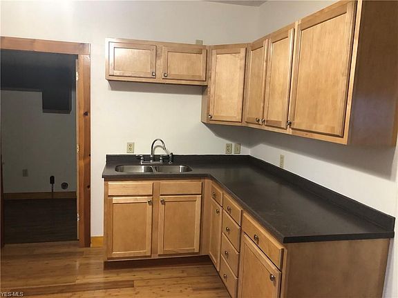 2nd image of 466 2nd St NE
