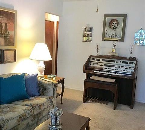 5th image of 40 Regents Park Dr