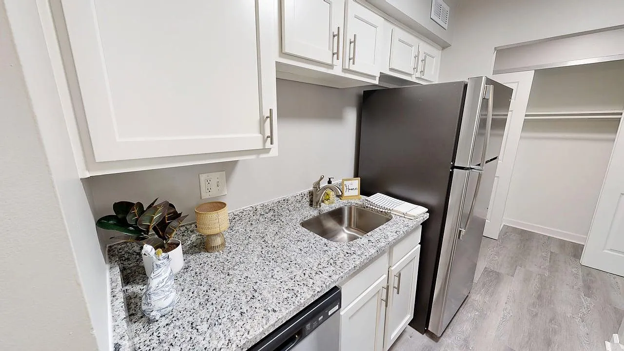 Lakeside Landing Apartments — Photo 3