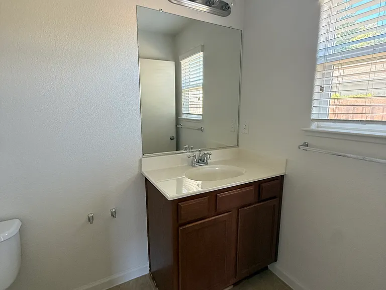 1572 Minories Dr — Photo 11