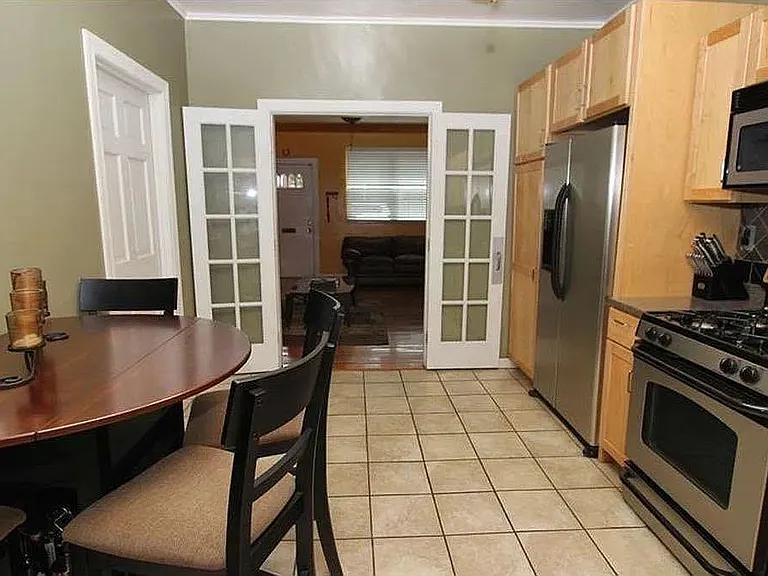 1709 Sarah St — Photo 9