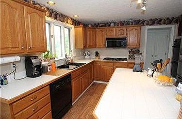 3rd image of 215 Crescent Ct