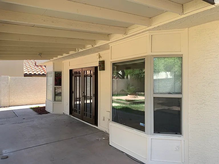 426 E Susan Ln — Photo 3
