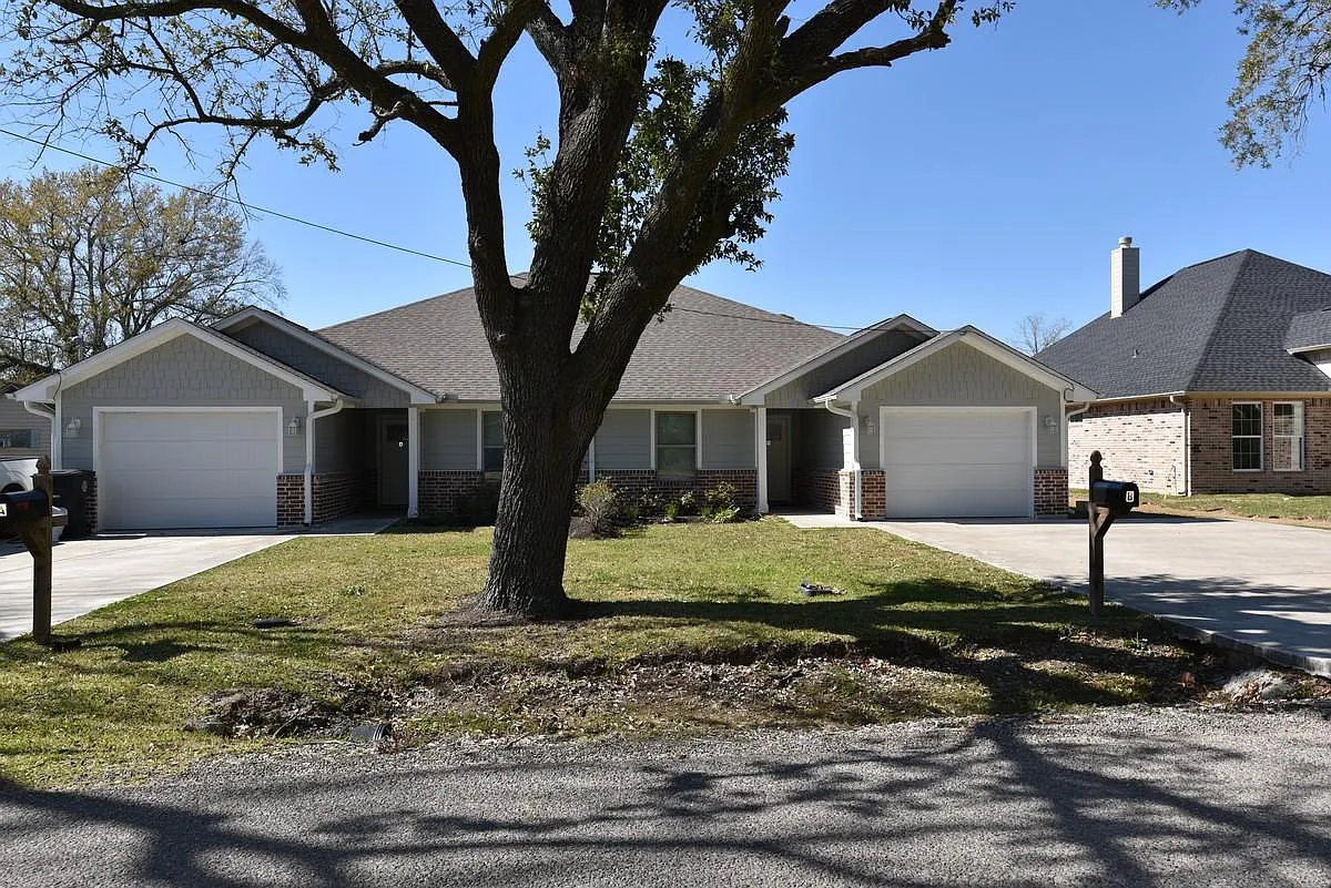 3 bed, 1200 sqft, $1,875 — Photo 1