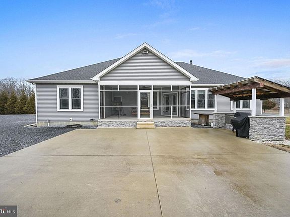 5th image of 321 Blue Heron Rd