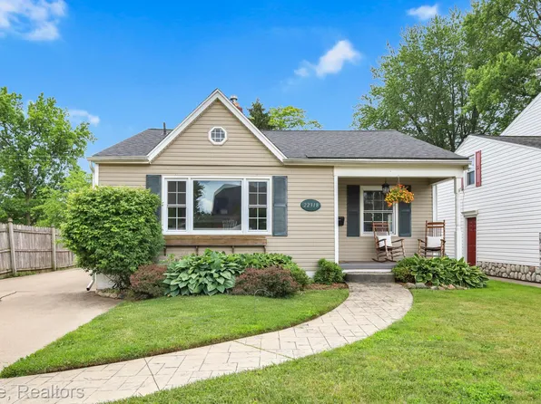 22318 Cedar St, Saint Clair Shores, MI 48081