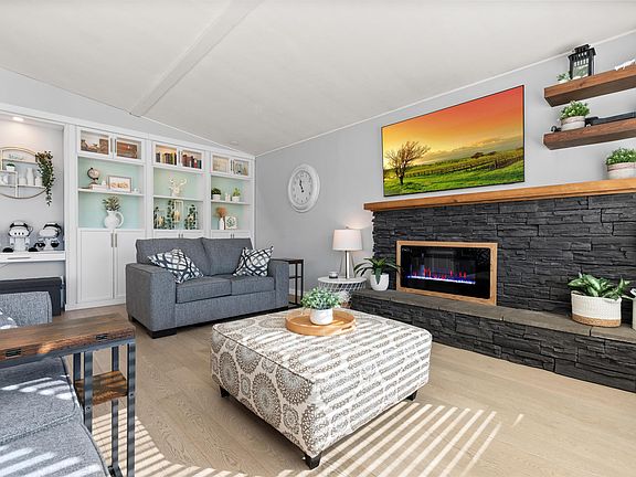 5th image of 46155 Larch Ave