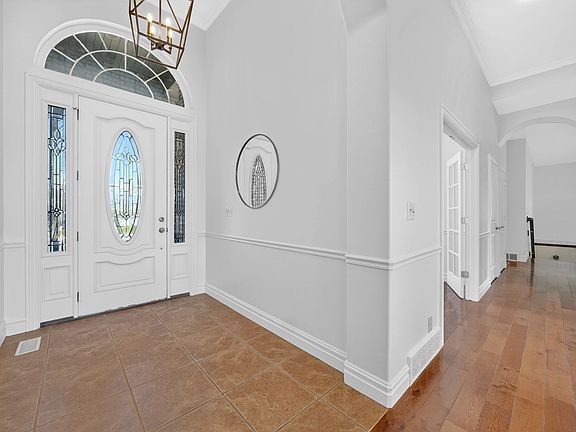 5th image of 407 W Larkspur Ln