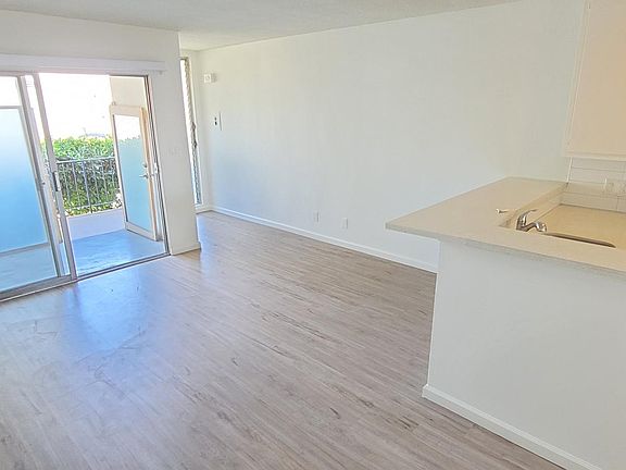 4th image of 362 S Rexford Dr #209