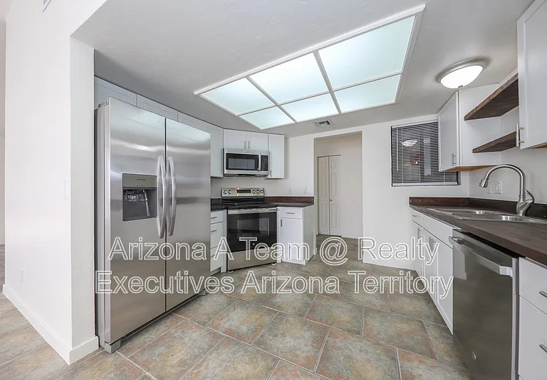 10140 E Karen Pl — Photo 2