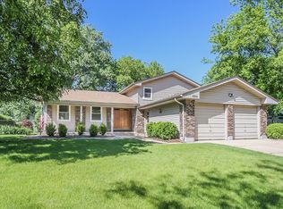 694 Dartmoor Dr, Crystal Lake, IL 60014