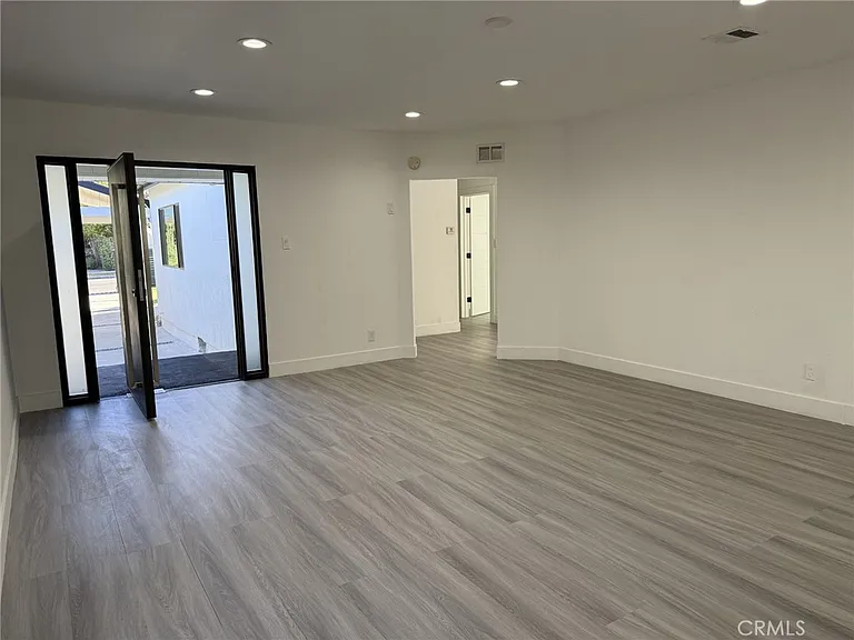 5527 Beckford Ave — Photo 6