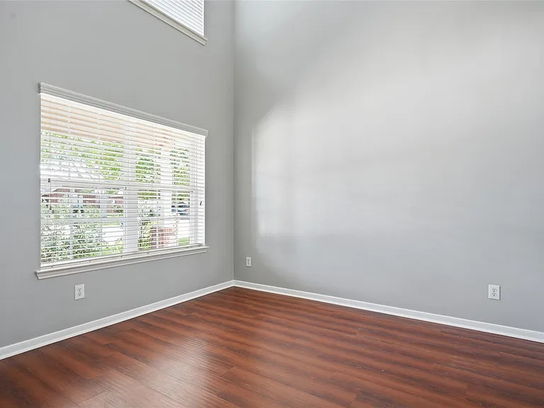 2605 Los Alamos Cir — Photo 5