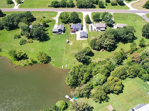 3rd image of 18621 Linwood Rd