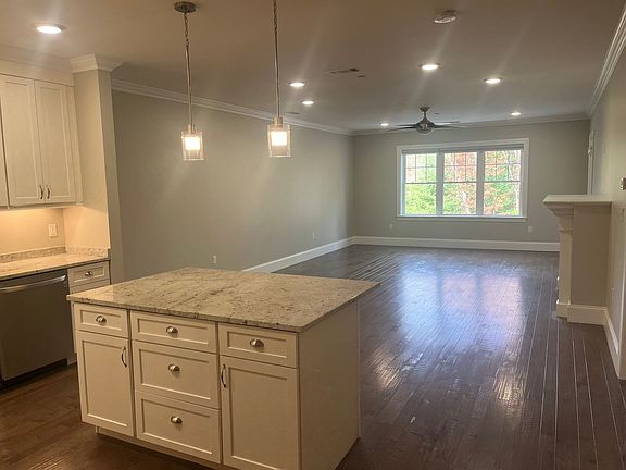 5th image of 8 Island Ct Unit 216