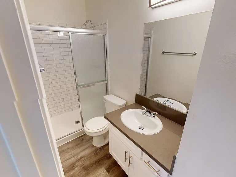 Roscoe Villa Apts — Photo 7