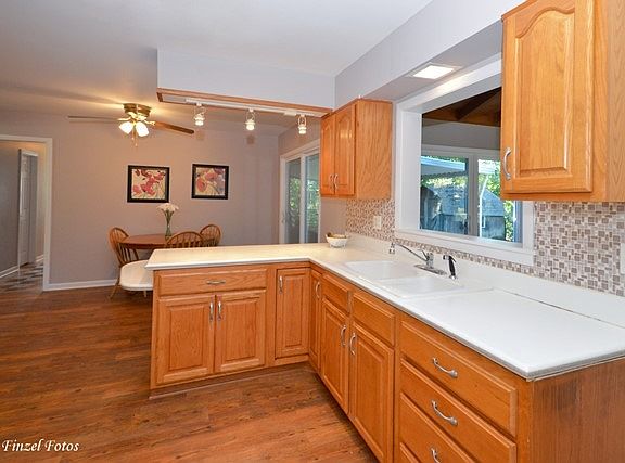 5th image of 824 Brantwood Ave