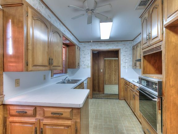 2nd image of 2038 Vivian St