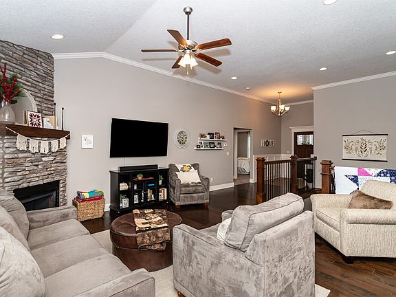 5th image of 1102 Centennial Cir