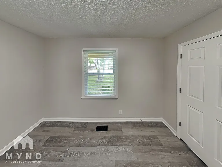 907 Briar Ct — Photo 16