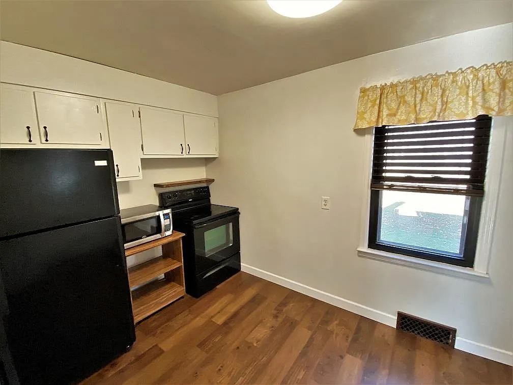 3 bed, 1.0 bath, 1112 sqft, $1,300 — Photo 4