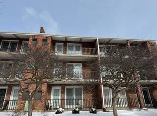 520 Biesterfield Rd APT 302, Elk Grove Village, IL 60007