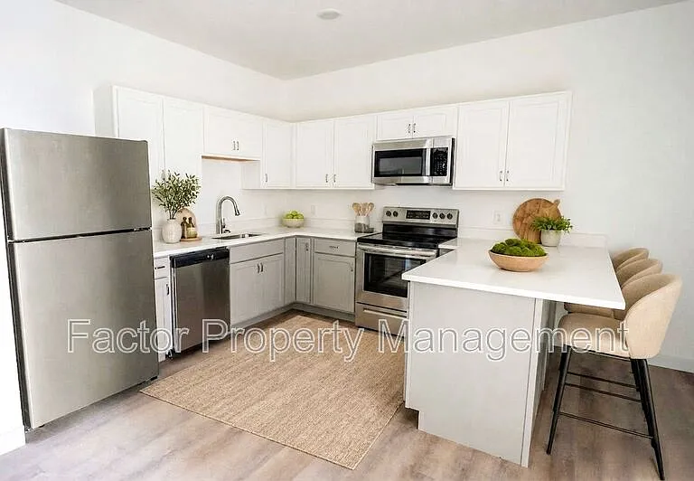 905 S Victory Dr #116 — Photo 2