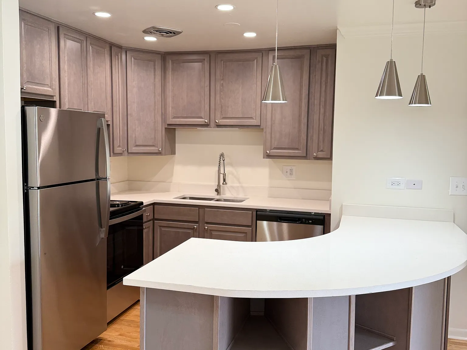 Emerald Court Apartments — Photo 2