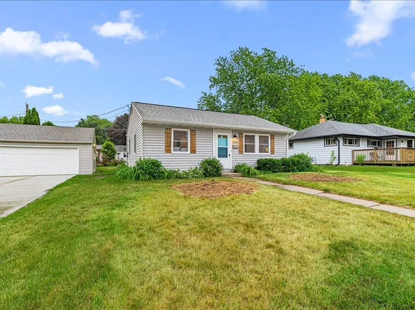 625 Pleasant Dr, West Bend, WI 53095