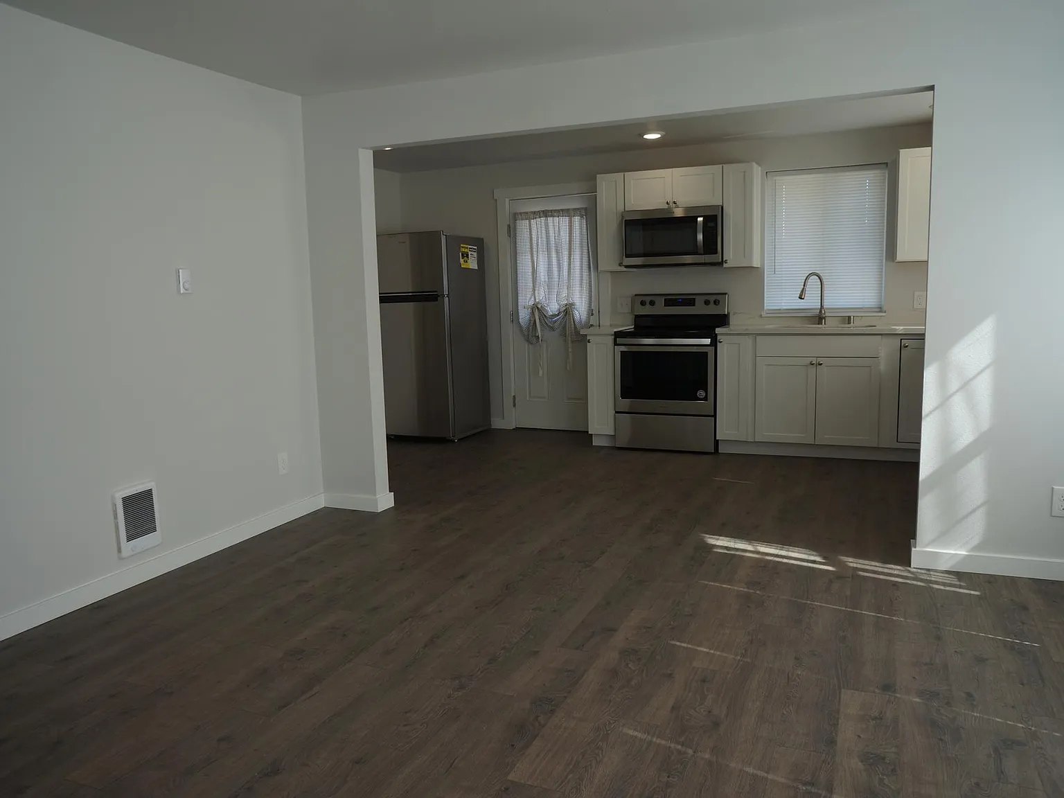 2 bed, 875 sqft, $1,895 — Photo 3