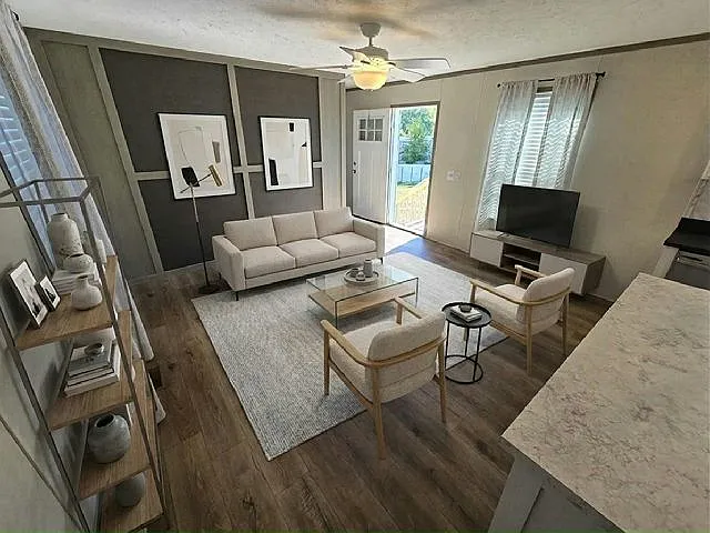3 bed, 2.0 bath, 1056 sqft, $2,000 — Photo 2