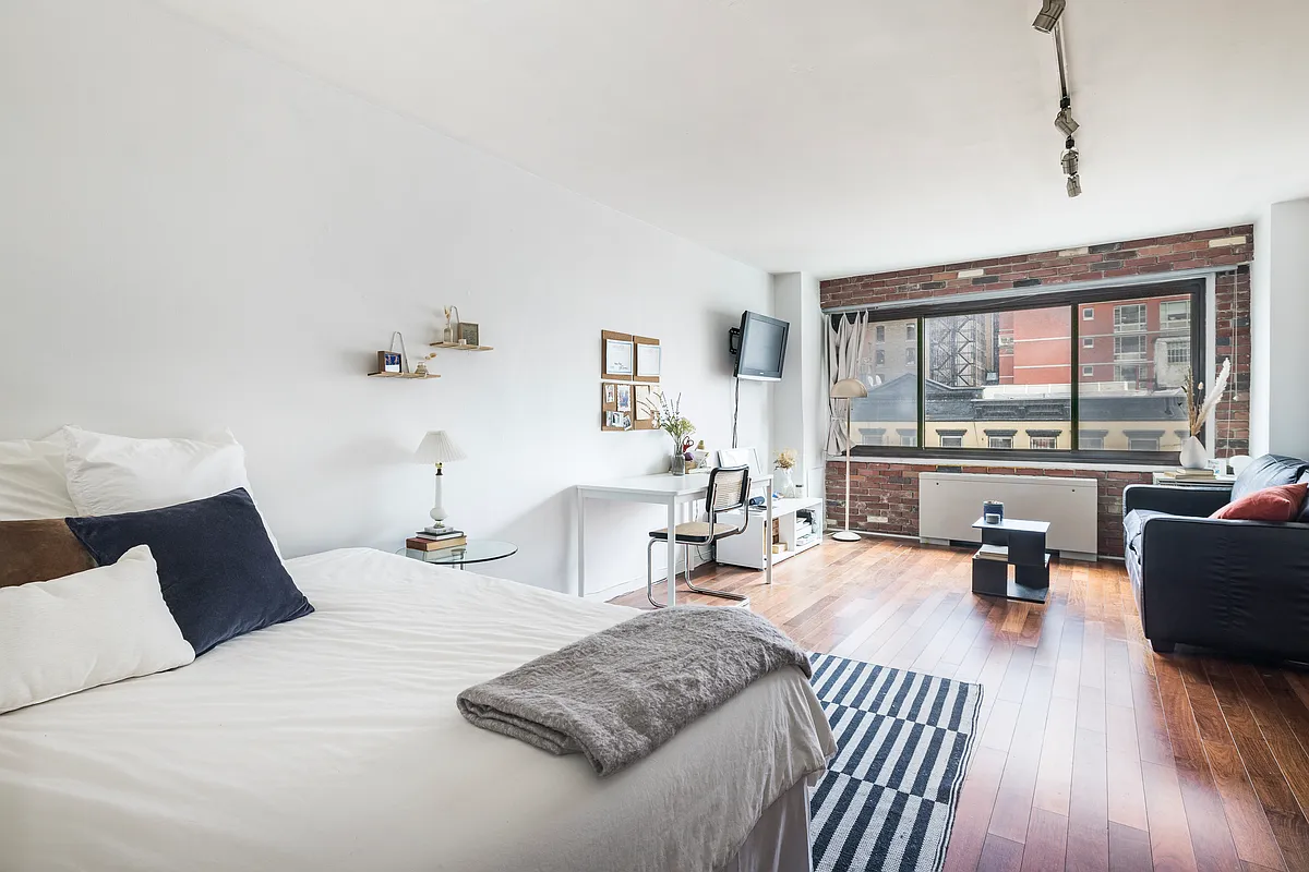 201 West 21st St Unit 7D