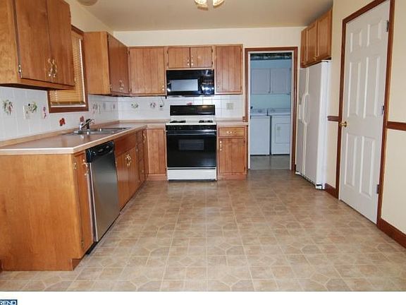 5th image of 212 Carriage Dr