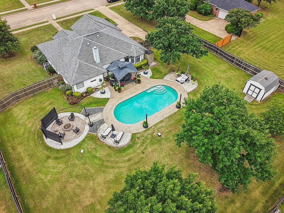 1st image of 911 High Point Dr