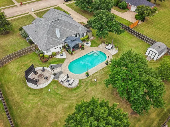 911 High Point Dr, Midlothian, TX 76065