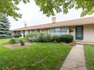 918 N Milwaukee Ave APT D, Libertyville, IL 60048