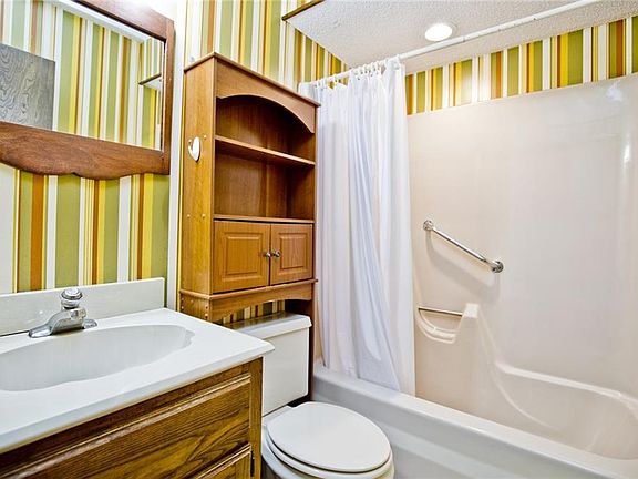 3rd image of 17 Oakham Cir
