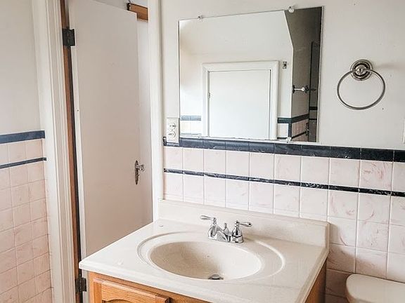 2nd image of 820 Bellevue Ave #4