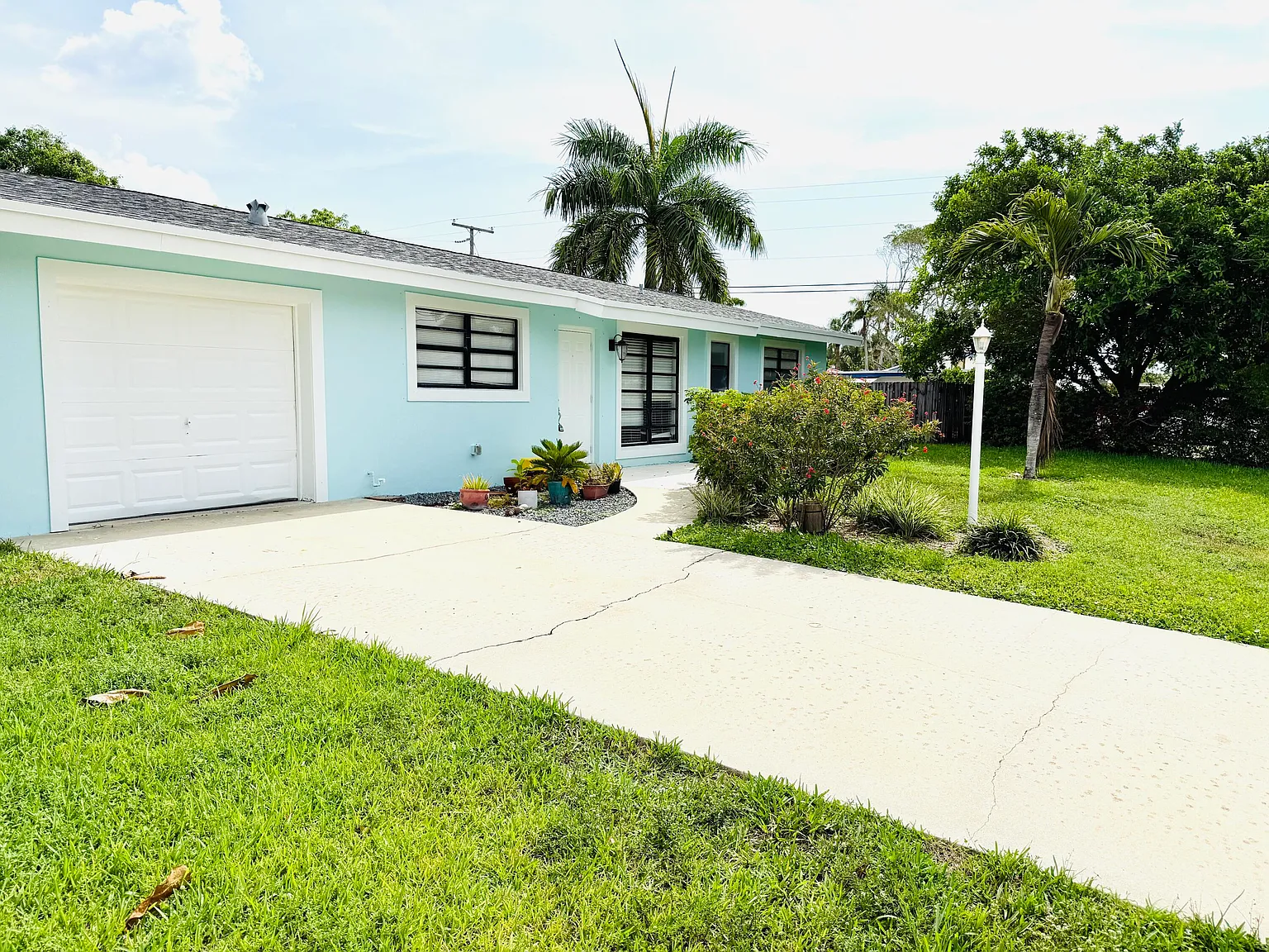 3 bed, 2.0 bath, 1412 sqft, $3,950 — Photo 2