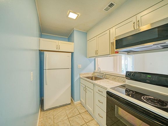 4th image of 405 Marshall Ct NW Unit 01