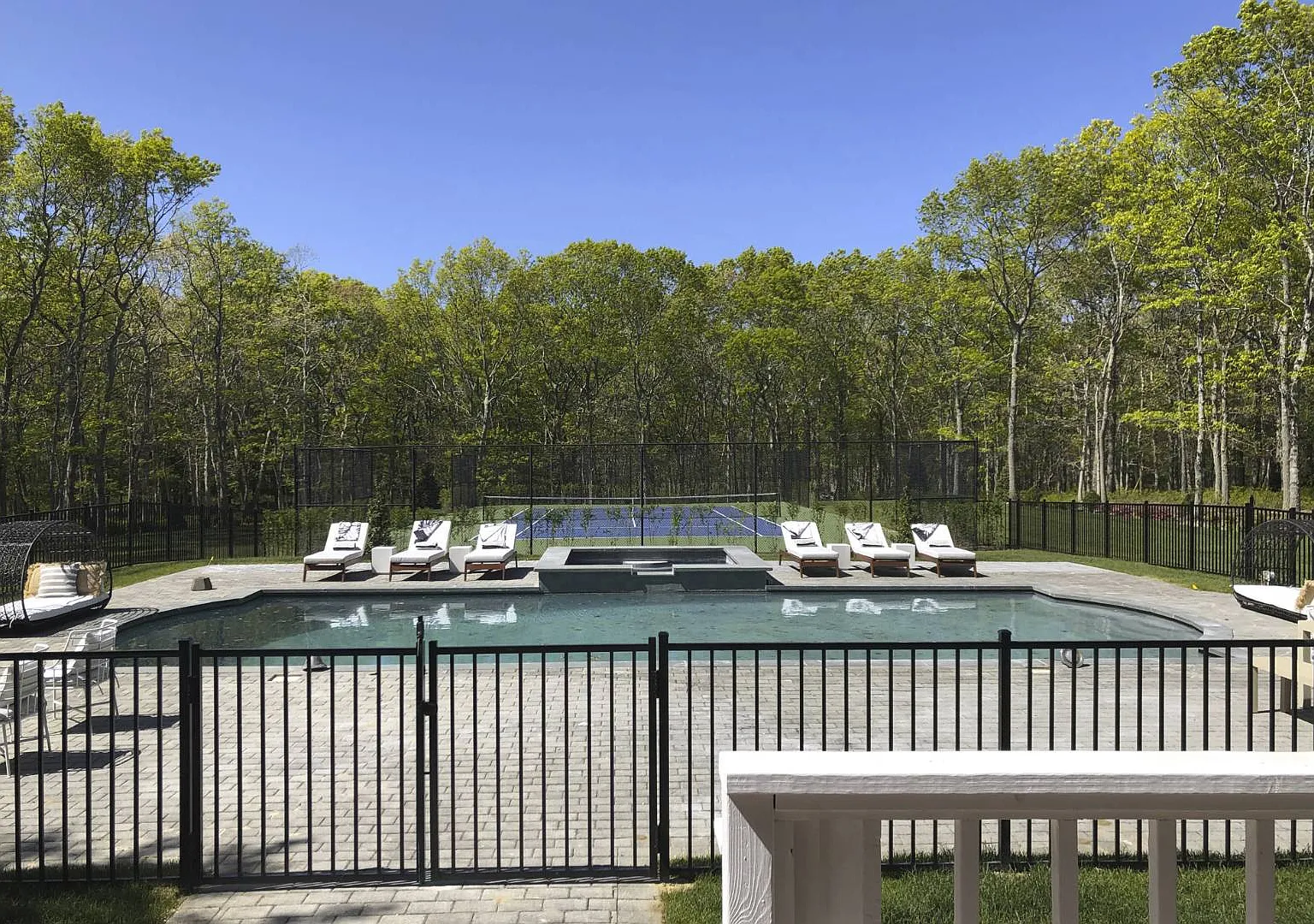 Secluded Southampton With Pool And Tennis — Photo 2