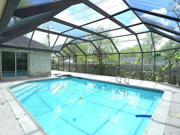 209 Dogwood St, Lake Jackson, TX 77566