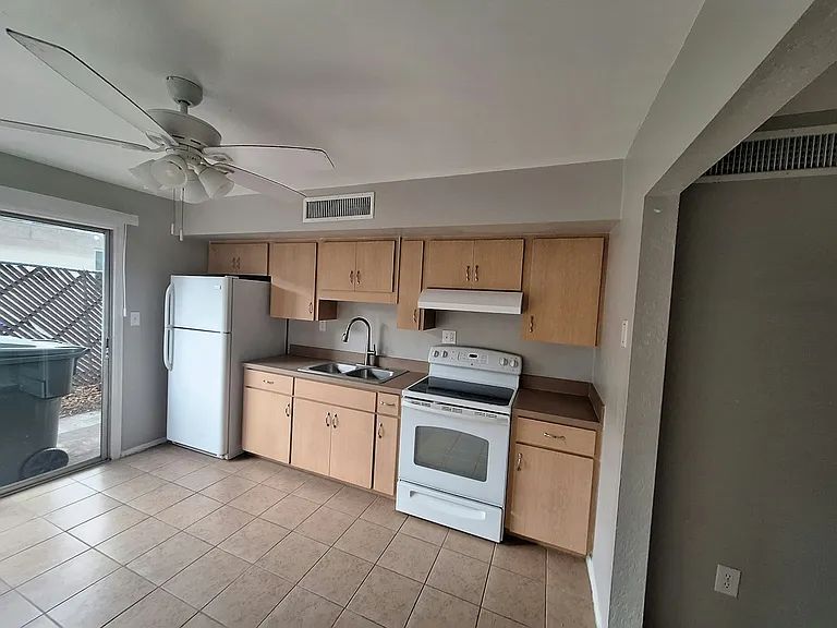 919 E Orange St #B — Photo 33