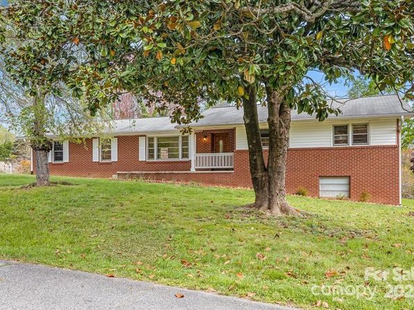 211 Monroe Dr, Hendersonville, NC 28792
