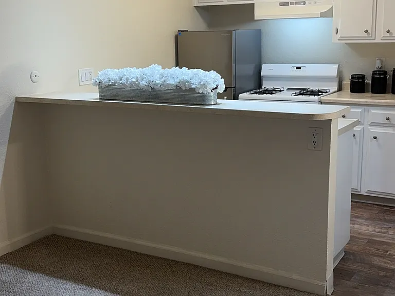 Lincoln Village Apartments — Photo 17